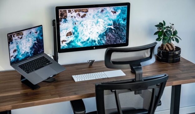 Minimalist desk