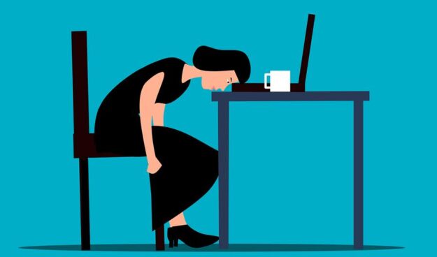 Blog-9-20-22-woman-g2bd9ac81b_1280-copy quiet quitting head on desk